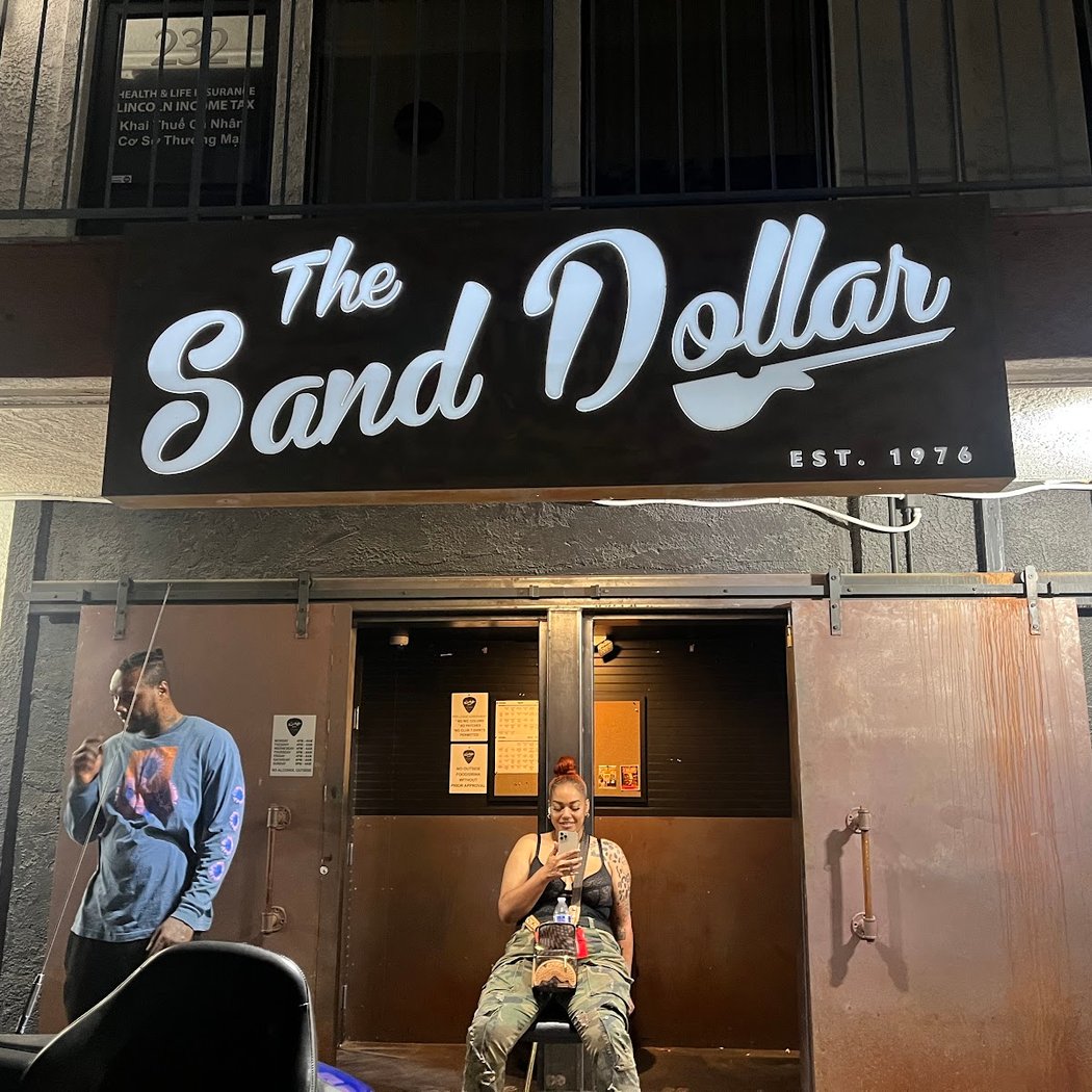 The Sand Dollar Lounge 2